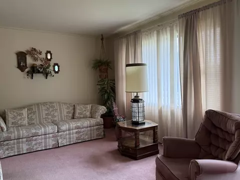 Living - 709 15th St, Peru, IL 61354 photo 2 of 3