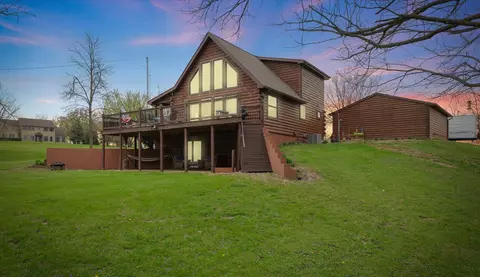1096 Bucks Pond Rd, Monticello, IL 61856