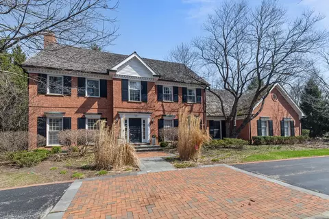 720 Newcastle Dr, Lake Forest, IL 60045