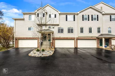 43 Monarch Dr #302, Streamwood, IL 60107