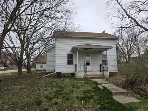 2203 Deets Rd, Sterling, IL 61081