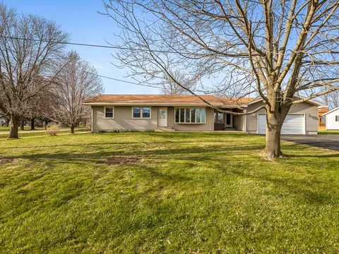 2096 E Maize Rd, Freeport, IL 61032 photo 2