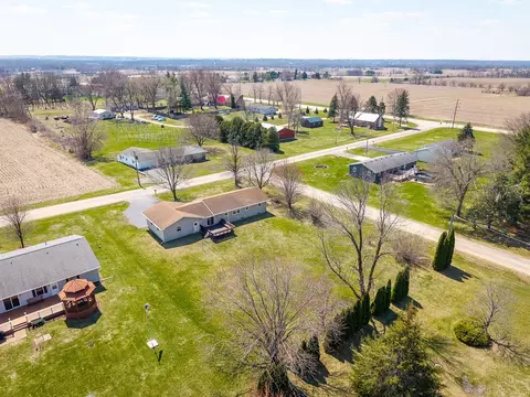 2096 E Maize Rd, Freeport, IL 61032 photo 38