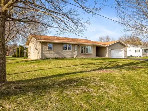 2096 E Maize Rd, Freeport, IL 61032 photo 3