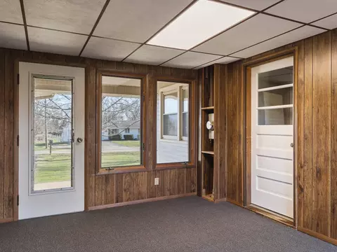 2096 E Maize Rd, Freeport, IL 61032 photo 4