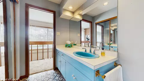 Bath - 84 Graymoor Ln, Olympia Fields, IL 60461 photo 3 of 5