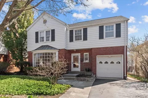 106 Sterling Ln, Wilmette, IL 60091