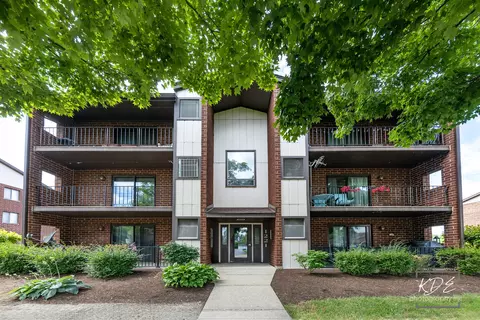 1221 Chalet Rd #28-201, Naperville, IL 60563