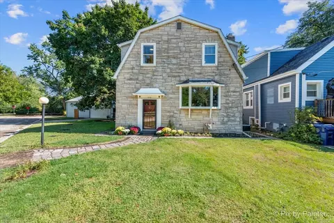 1233 Fox River Dr, Algonquin, IL 60102