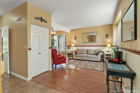 Entry Way - 437 Deer Run Rd, Lakemoor, IL 60051 photo 2 of 2