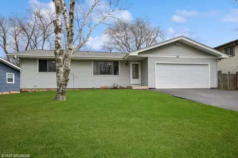 101 Magnolia Ln, Lindenhurst, IL 60046