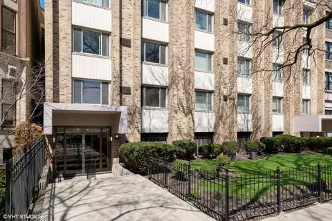 510 W Fullerton Pkwy #202, Chicago, IL 60614