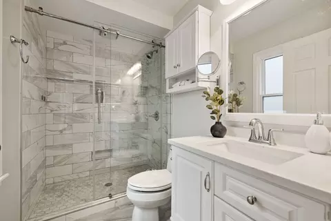 Bath - 1635 Orth Dr, Wheaton, IL 60189 photo 2 of 3