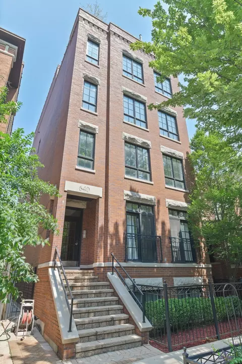 640 W Aldine Ave #4, Chicago, IL 60657