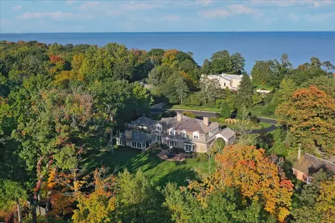 318 Bluffs Edge Dr, Lake Forest, IL 60045