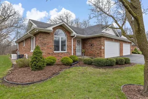 435 W Eden Ln, Crete, IL 60417