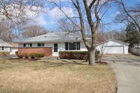 19 Crescent Rd, Lake Zurich, IL 60047