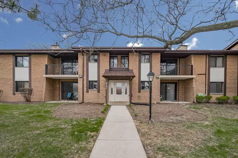 8101 Piers Dr #1806, Woodridge, IL 60517