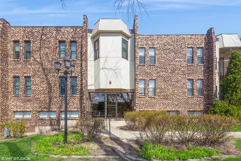 2287 Country Club Dr #21A, Woodridge, IL 60517