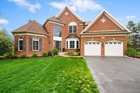 447 Lake Run Ct, North Aurora, IL 60542
