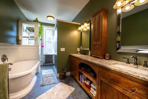 Bath - 822 W Stephenson St, Freeport, IL 61032 photo 4 of 5
