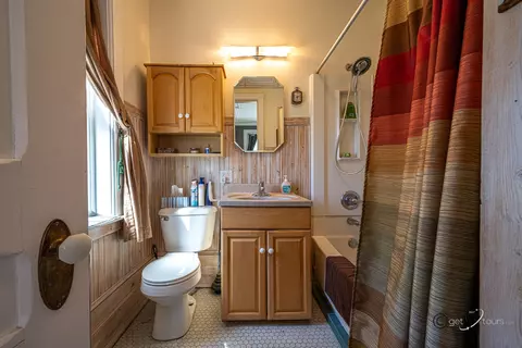 Bath - 822 W Stephenson St, Freeport, IL 61032 photo 1 of 5