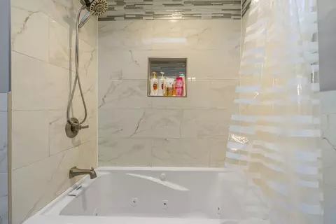 Bath - 9838 S Beverly Ave, Chicago, IL 60643 photo 1 of 6