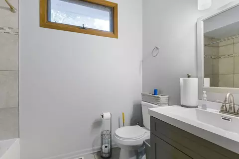 Bath - 9838 S Beverly Ave, Chicago, IL 60643 photo 2 of 6