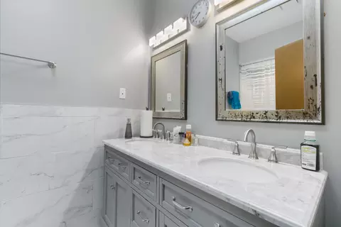 Bath - 9838 S Beverly Ave, Chicago, IL 60643 photo 3 of 6
