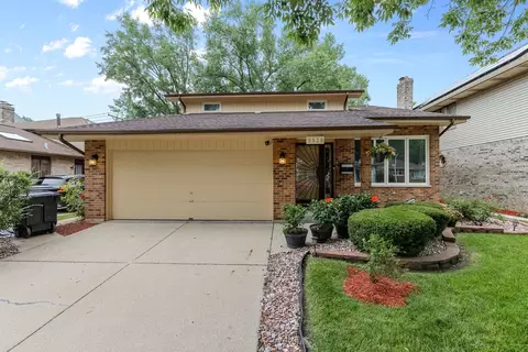 Exterior - 9838 S Beverly Ave, Chicago, IL 60643 photo 9 of 10