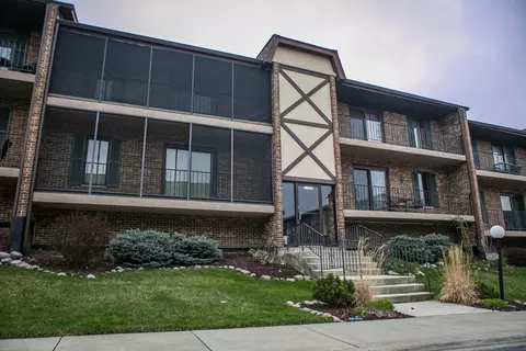 11307 Moraine Dr #E, Palos Hills, IL 60465