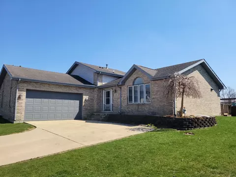 310 E Butler Ave, Grant Park, IL 60940