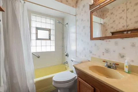 Bath - 1010 Elm St, Wheaton, IL 60189 photo 1 of 2