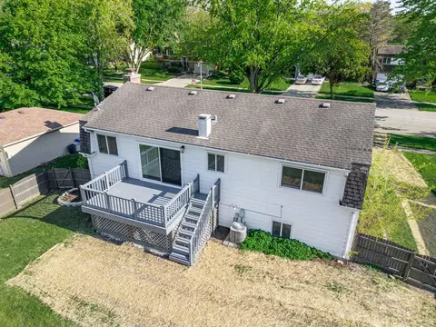 Exterior - 1147 Windsor Dr, Wheaton, IL 60189 photo 5 of 5