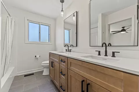 Bath - 1147 Windsor Dr, Wheaton, IL 60189 photo 1 of 2