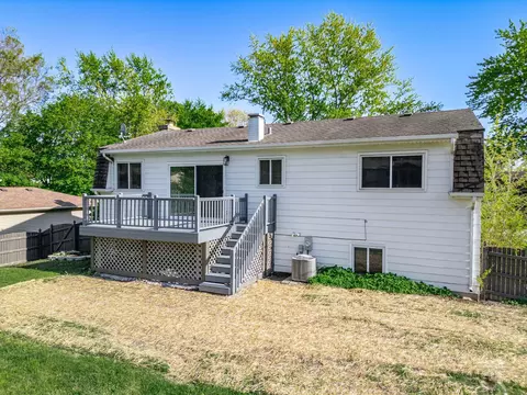 Exterior - 1147 Windsor Dr, Wheaton, IL 60189 photo 4 of 5