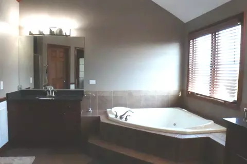 Bath - 11759 Azure Dr, Frankfort, IL 60423 photo 2 of 6