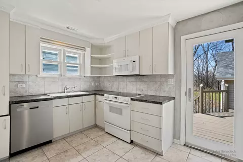 Kitchen - 56 Deerpath Rd, Deer Park, IL 60010 photo 2 of 3