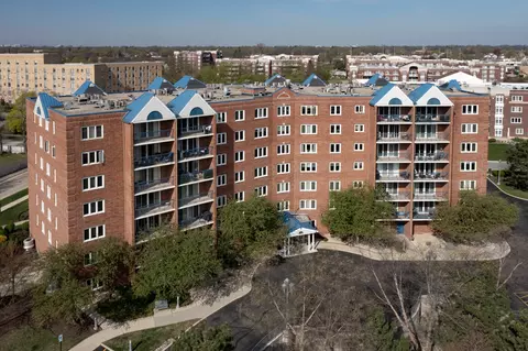 7120 N Milwaukee Ave #303, Niles, IL 60714