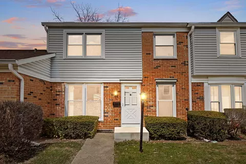 1052 Ashton Ct, Streamwood, IL 60107
