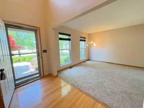 794 Meadowridge Dr, Aurora, IL 60504 photo 2