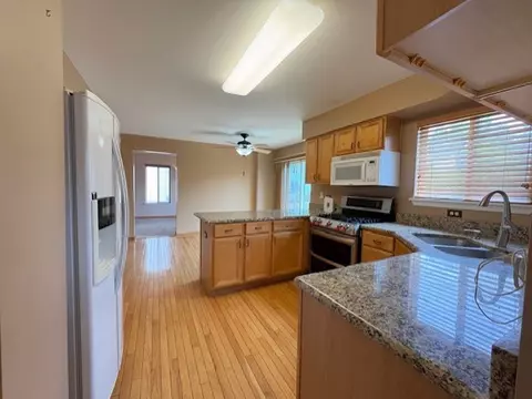 794 Meadowridge Dr, Aurora, IL 60504 photo 9