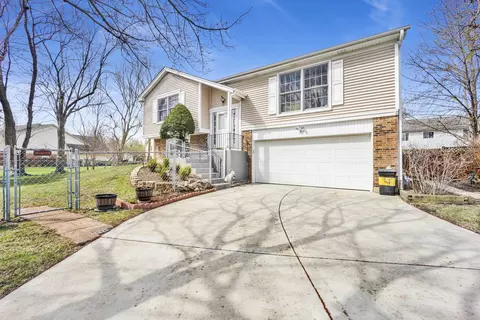16 Plum Tree Ct, Streamwood, IL 60107