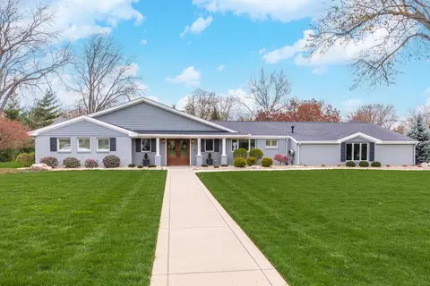 1 Cherrywood Ln, Bloomington, IL 61701