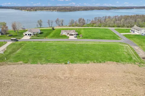 18 Lakeview Dr, Weldon, IL 61882