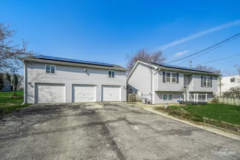 1095 Rathbone Ave, Aurora, IL 60506