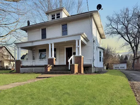 21 W Empire St, Freeport, IL 61032