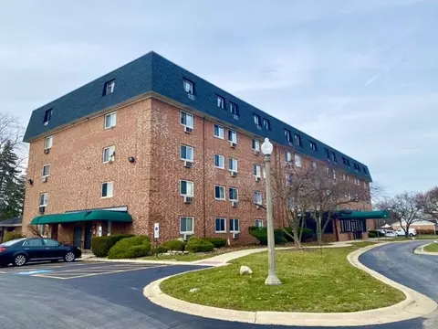 5011 Valley Ln #305, Streamwood, IL 60107