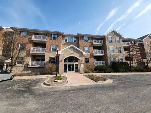 2676 Stone Cir #203, Geneva, IL 60134