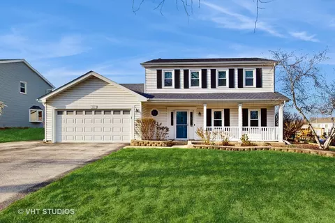 1117 Howard Dr, Schaumburg, IL 60193